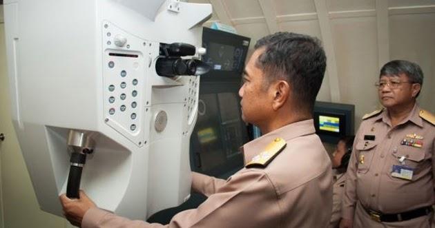 Thais Train on Submarine Simulator