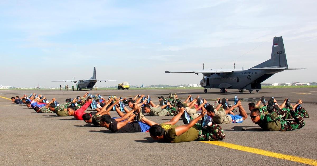 Satuan Elite TNI AL Latihan Terjun Payung