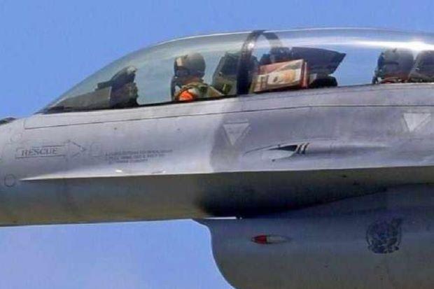 Enaknya Pilot F-16 Taiwan, Terbang Bawa Kue Mochi