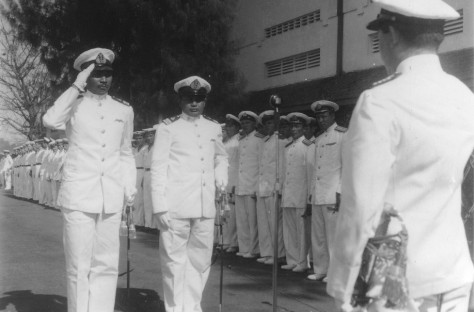 Komandan RI Tjakra dan Komandan RI Nanggala dalam upacara penyerahan dua kapal selam kepada KSAL R.E. Martadinata di Komando Armada Surabaya, 1959. (Dispen ALRI)