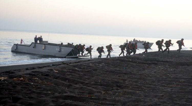 Marinir TNI AL Operasi Pendaratan di Banongan Situbondo