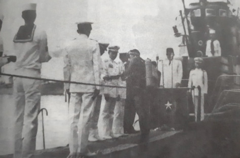 Presiden Sukarno di atas geladak RI Tjakra menyaksikan penyerahan brevet melalui Letnan Kolonel RP Poernomo. (Dispen ALRI)