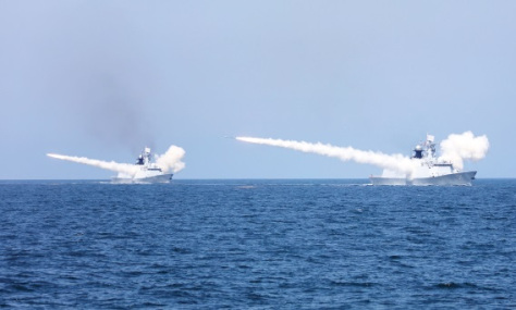 Kapal perang Angkatan Laut Tiongkok menembakkan misil saat latihan perang di perairan Laut Tiongkok Timur pada Senin (0708) pekan lalu. (Reuters)