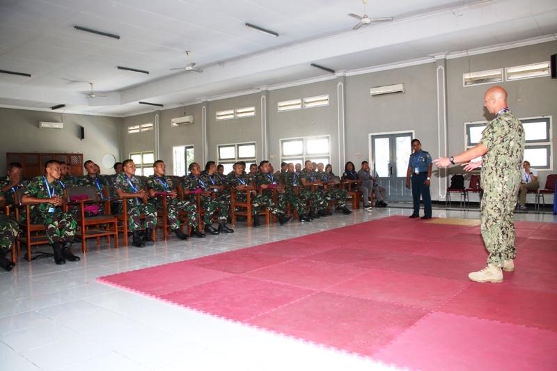 Prajurit TNI AL Menerima Pelatihan Force Protection