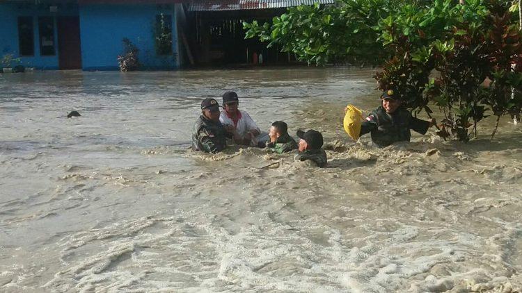 Satgas Yonif PR 432 Kostrad Evakuasi Korban Banjir di Keerom