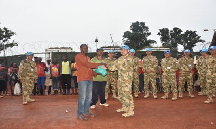 Pasukan Garuda Bagikan Daging Kurban di Pedalaman Kongo