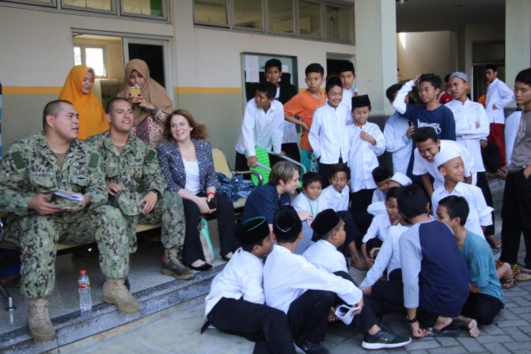 TNI AL – US Navy Disambut Meriah Siswa Boarding School