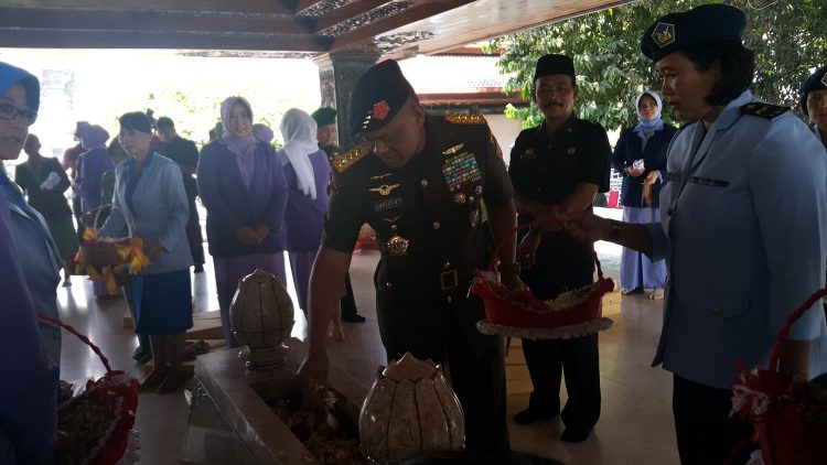 Panglima TNI Ziarah ke Makam Bung Karno dan Gus Dur