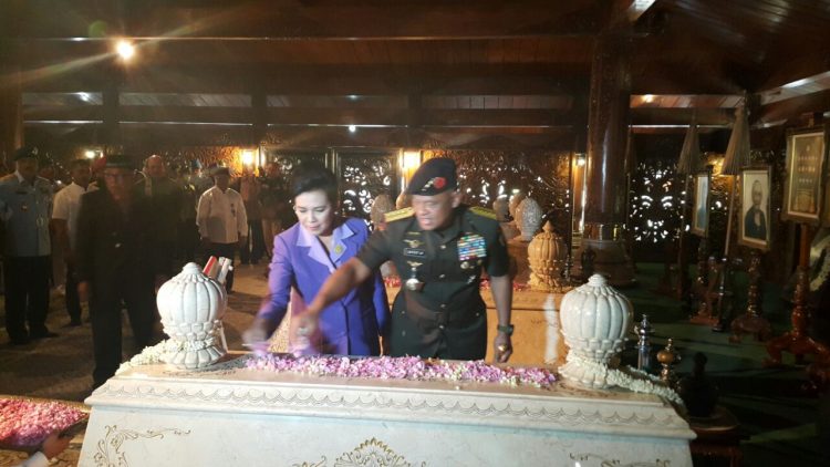 Panglima TNI Ziarah ke Makam Soeharto di Astana Giri Bangun