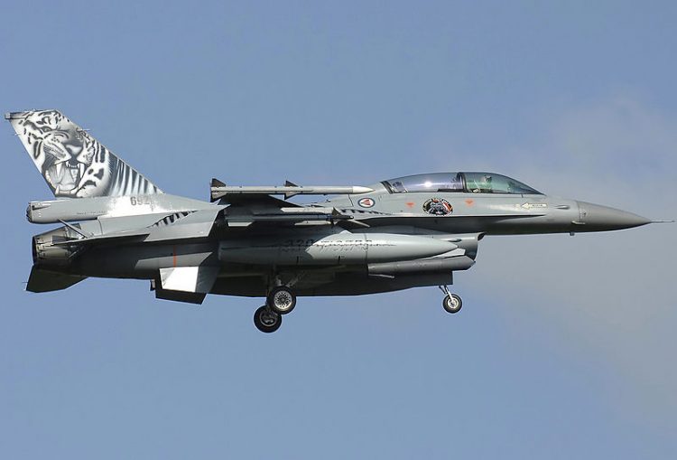 Jet Tempur F16 Nyaris Menembak 3 Kru Darat