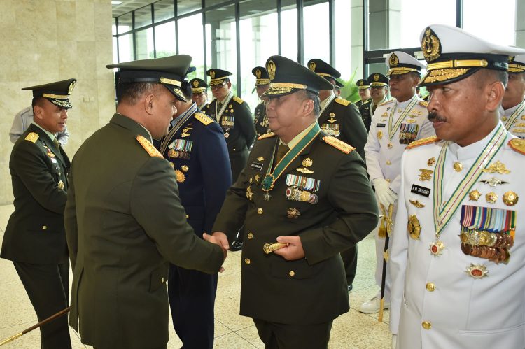 Panglima TNI Sematkan Tanda Kehormatan kepada 68 Pati TNI