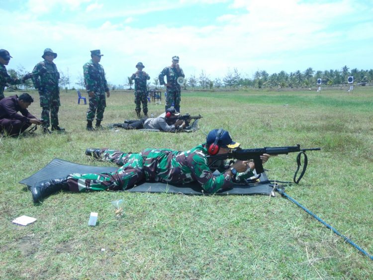Komandan Lanal Cilacap Latih Prajurit Mahir Menembak