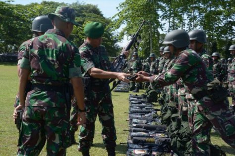 Danrem 011 Lilawangsa Memeriksa Kelengkapan Prajurit TNI-AD di Makoyonif 113 Bireun, Selasa (5 9).sebanyak 750 Prajurit TNI ini akan digembleng menjadi Pasukan raider di Pusdiklat Batuja