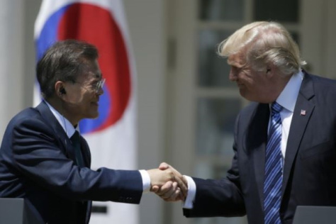 Presiden Amerika Serikat Donald Trump (kanan) saat bertemu Presiden Korea Selatan Moo Jae-in. REUTERS