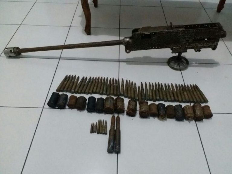 Warga Serahkan Senjata-Amunisi ke Satgas Opster Morotai
