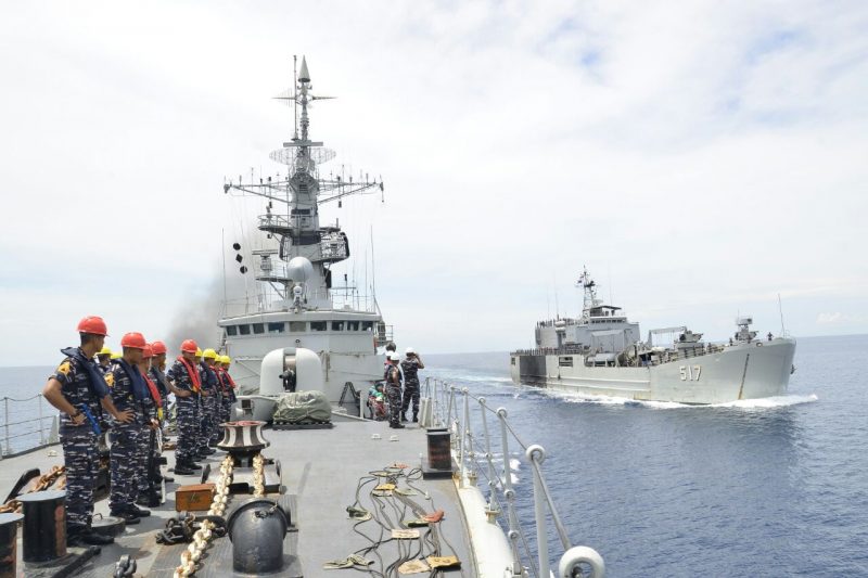 Latihan Meninggalkan Kapal Hingga Pembekalan di Selat Makassar