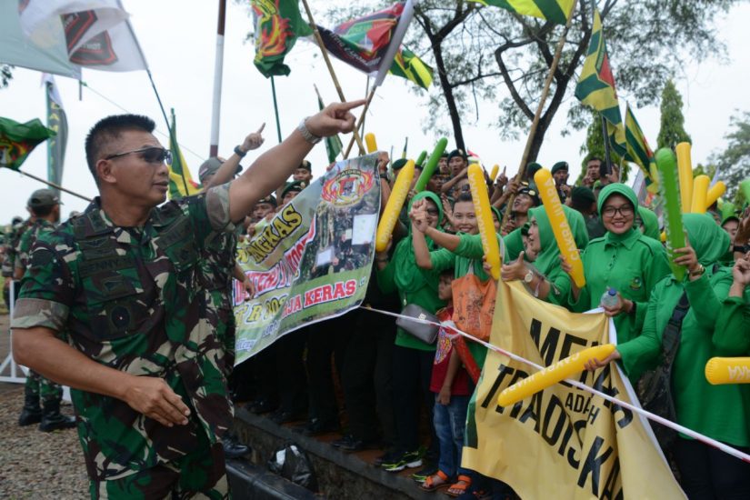 Supporter Kostrad Beri Semangat Peleton Tangkas