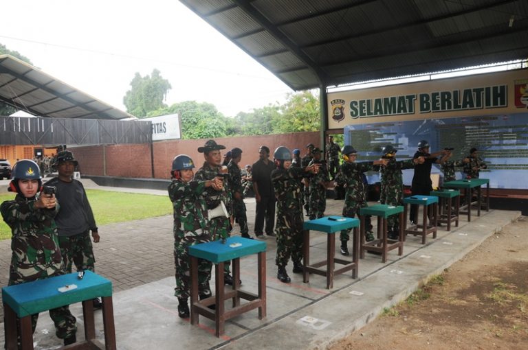 Prajurit Lanal Denpasar Asah Kemampuan Menembak