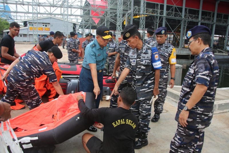 Drill Lapangan Latihan Penyelamatan Kapal Selam