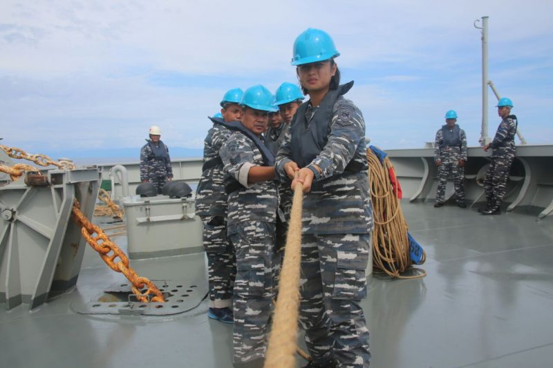 Prajurit KRI Makassar-590 Latihan Pembekalan di Laut