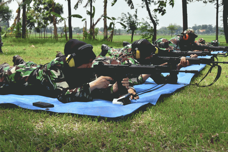Latihan Menembak Senapan dan Pistol di Lanud Majalengka