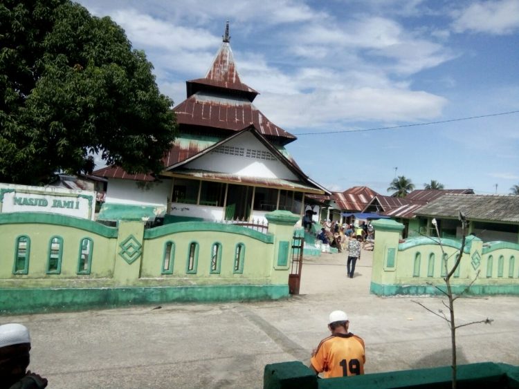 Satgas Yonif R 515 Kostrad Karya Bhakti Pasang Pondasi Masjid