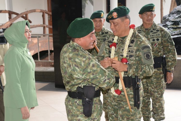 Letjen TNI Agus Kriswanto Ikuti Tradisi Penerimaan di Makostrad