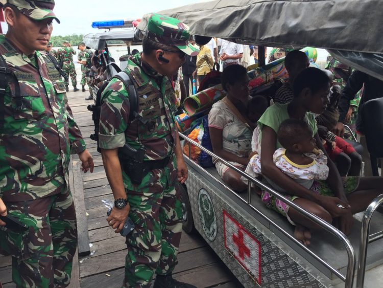 Satgas Kesehatan TNI Evakuasi Pasien ke RSUD di Asmat