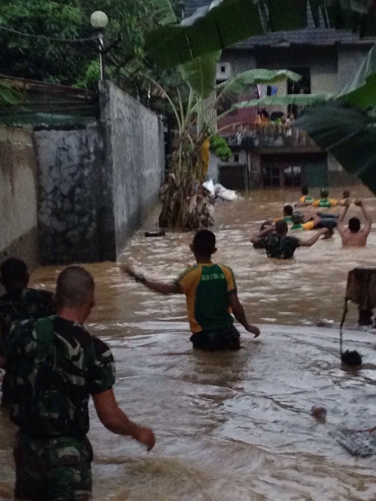 Brigif PR 17 Kostrad Bantu Evakuasi Banjir di Cimanggis
