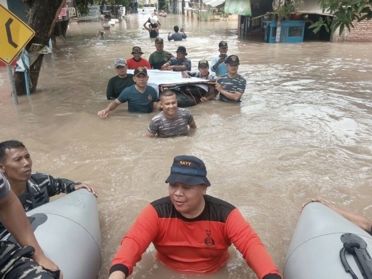 Tim SAR Lanal Tegal Evakuasi Warga Terjebak Banjir