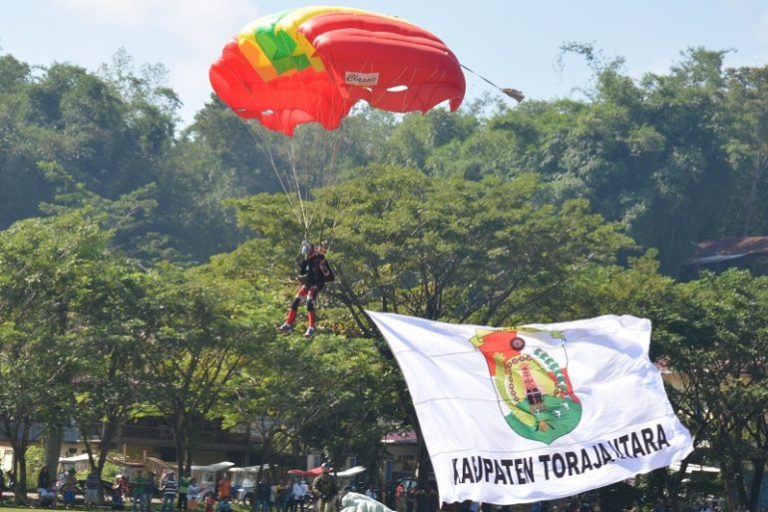 Brigif Para Raider 3 Kostrad Latihan Terjun di Toraja Utara