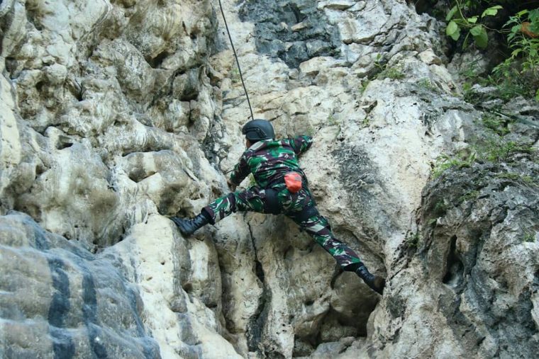 Latma Garuda Shakti-6 Latihan Rappling dan Rock Climbing