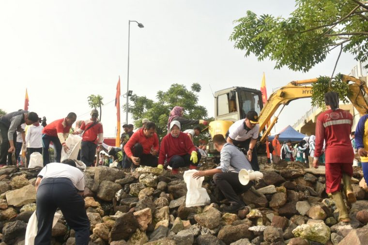Prajurit Lantamal V Bersihkan Kaki Jembatan Suramadu