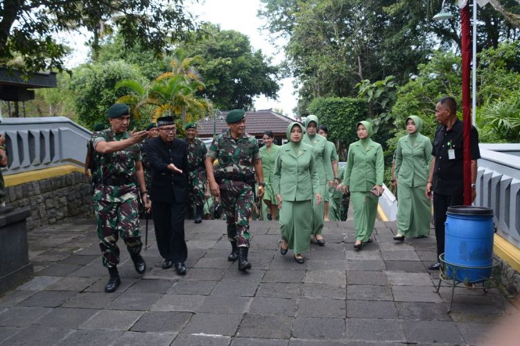 Pangkostrad Pimpin Ziarah ke Makam Jenderal Besar (Purn) Soeharto