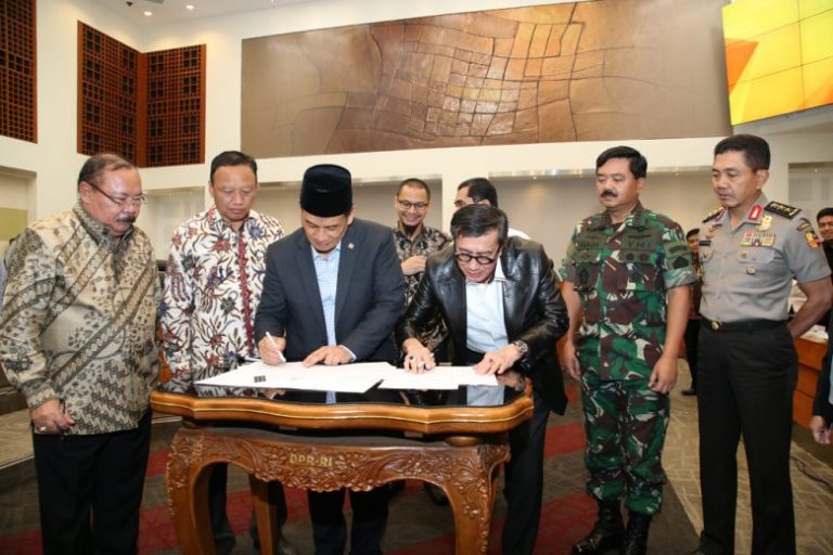 Panglima TNI Hadiri Rapat Kerja RUU Pemberantasan Terorisme