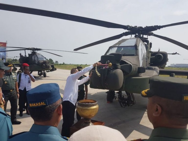 TNI AD Terima 8 Helikopter Apache