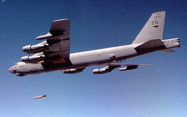 Militer AS Akan Persenjatai Pembom B-52 dengan MOAB