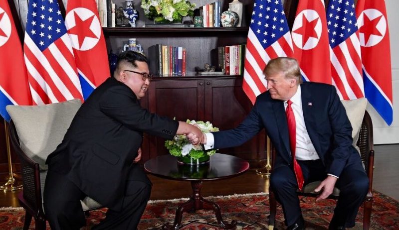 Pertemuan Bersejarah Trump – Kim Jong Un, Teken Dokumen