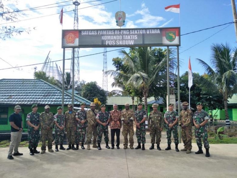 Satgas Yonif PR 501 Terima Kunjungan Papua New Giunea Defense Force