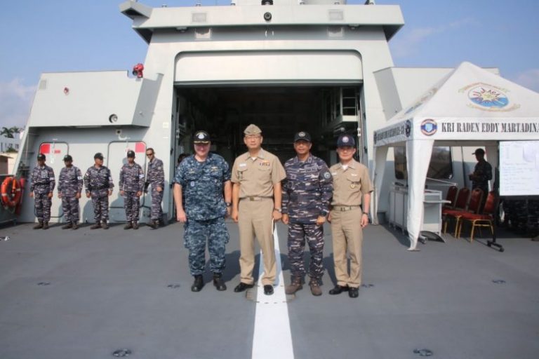 Komandan Kapal Perang Korsel Kunjungi KRI REM-331