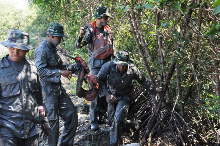 Latihan Jungle Survival di Hutan Bakau
