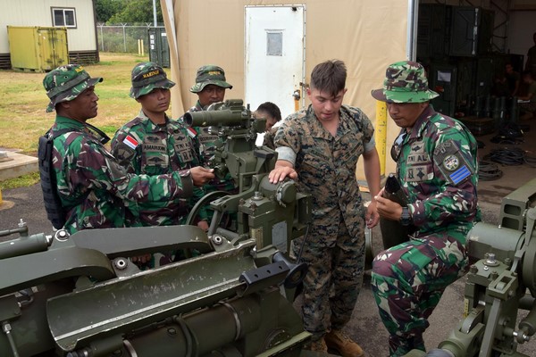 Latihan Korps Marinir TNI AL dengan Prajurit Artileri USMC