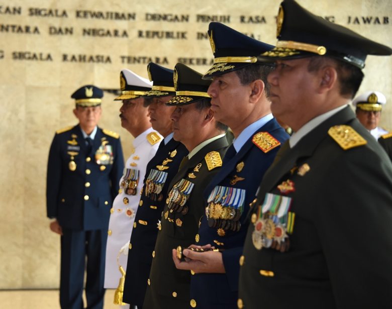 Lima Perwira Tinggi TNI Terima Bintang Dharma