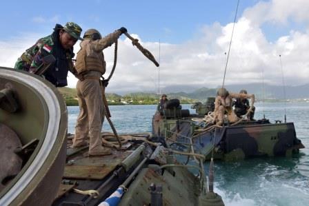 Prajurit Korps Marinir Indonesia dan AS Berlatih Evakuasi di Laut