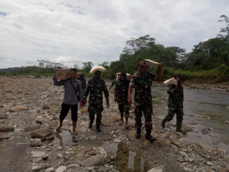 TNI Kirim Bantuan Logistik untuk Suku Mausu Ane