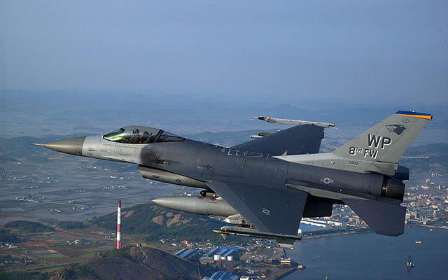 Jet Tempur F-16 AS Terpaksa Buang Tangki Bahan Bakar