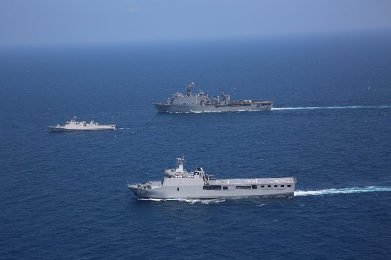 Kapal Perang TNI AL dan US Navy Latihan di Laut Jawa