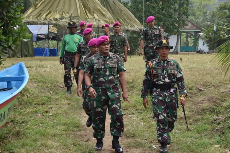 Latihan Regu Pandu Tempur Korps Marinir di Banyuwangi