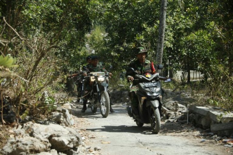 Motor Trail & Dipikul : Bantuan untuk Korban Gempa di Daerah Sulit
