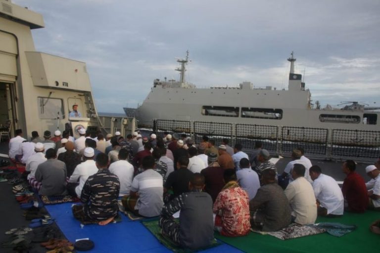 Satgas Rimpac Sholat Idul Adha di Perairan Papua